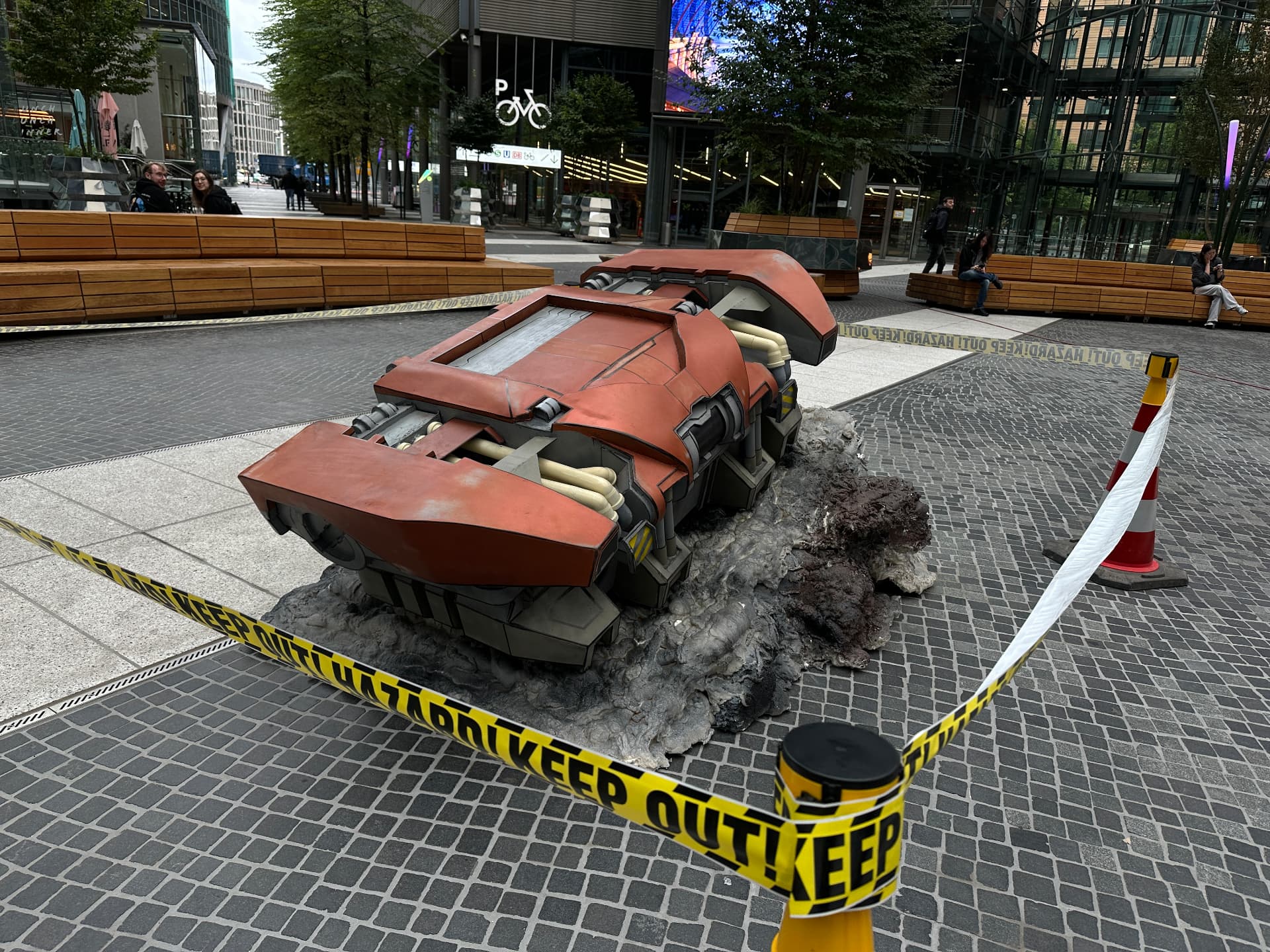 Fertige Großrequisite bei der öffentlichen Ausstellung am Potsdamer Platz